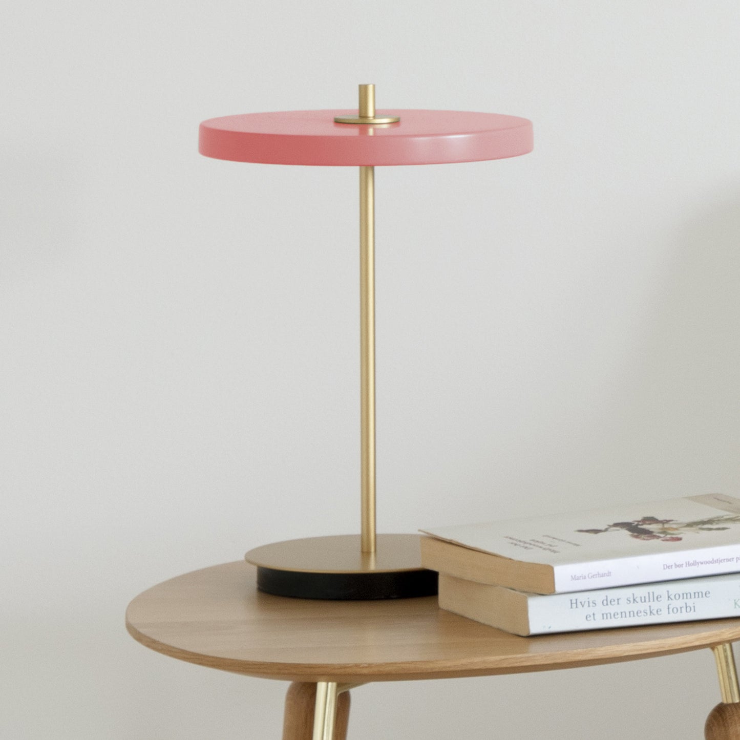 Asteria Move är en uppladdningsbar LED bordslampa i färgen Nuance Rose
