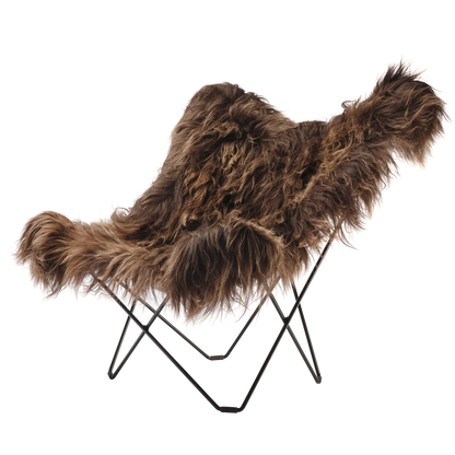 Fladdermusfåtölj av Cuero Design i isländsk fårskinnspäls, Wild Brown. Svart stålram av 12 mm svenskt stål