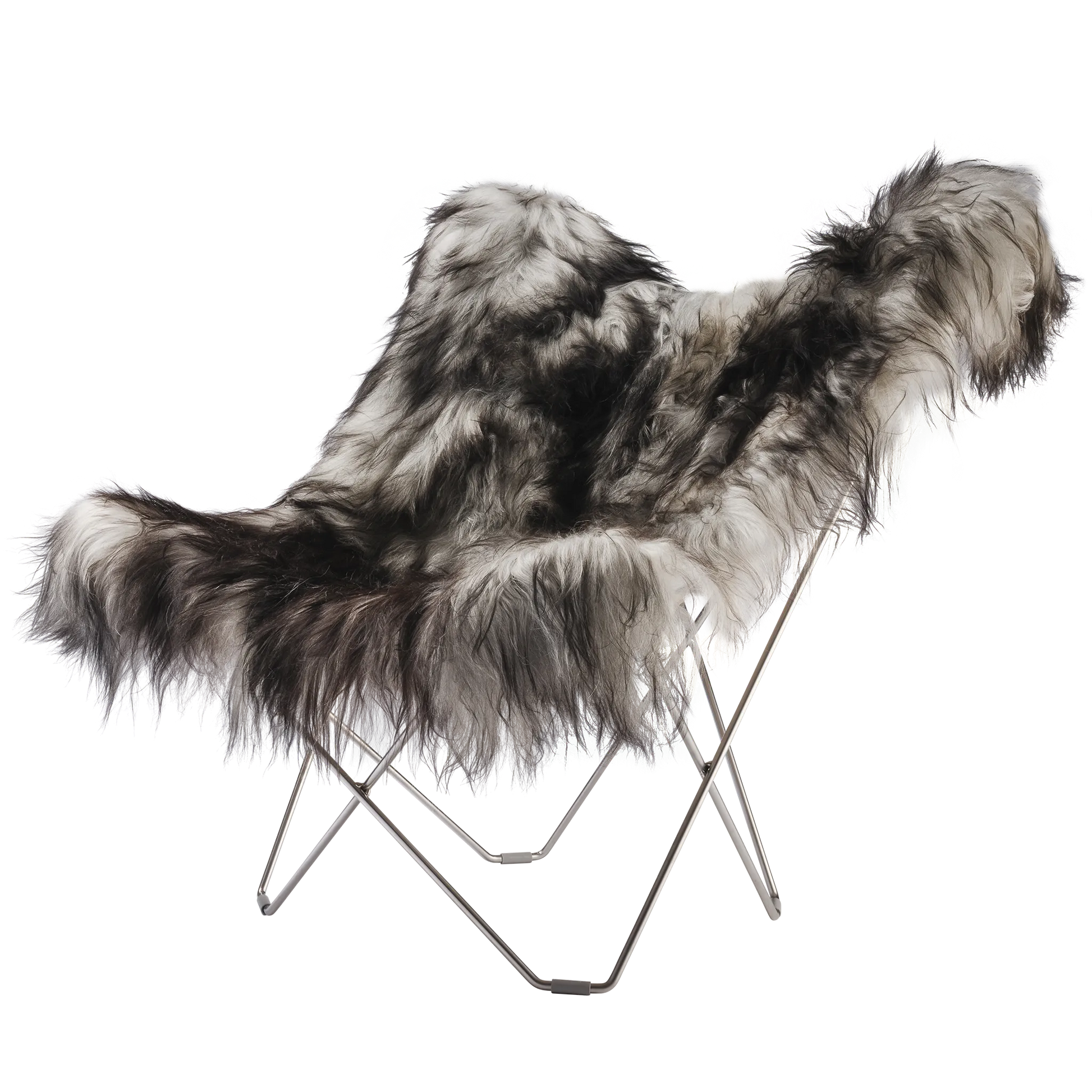Fladdermusfåtölj av Cuero Design i isländsk fårskinnspäls, Wild Grey. Stålram i matt krom färg av 12 mm svenskt stål