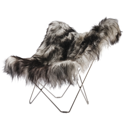 Fladdermusfåtölj av Cuero Design i isländsk fårskinnspäls, Wild Grey. Stålram i matt krom färg av 12 mm svenskt stål